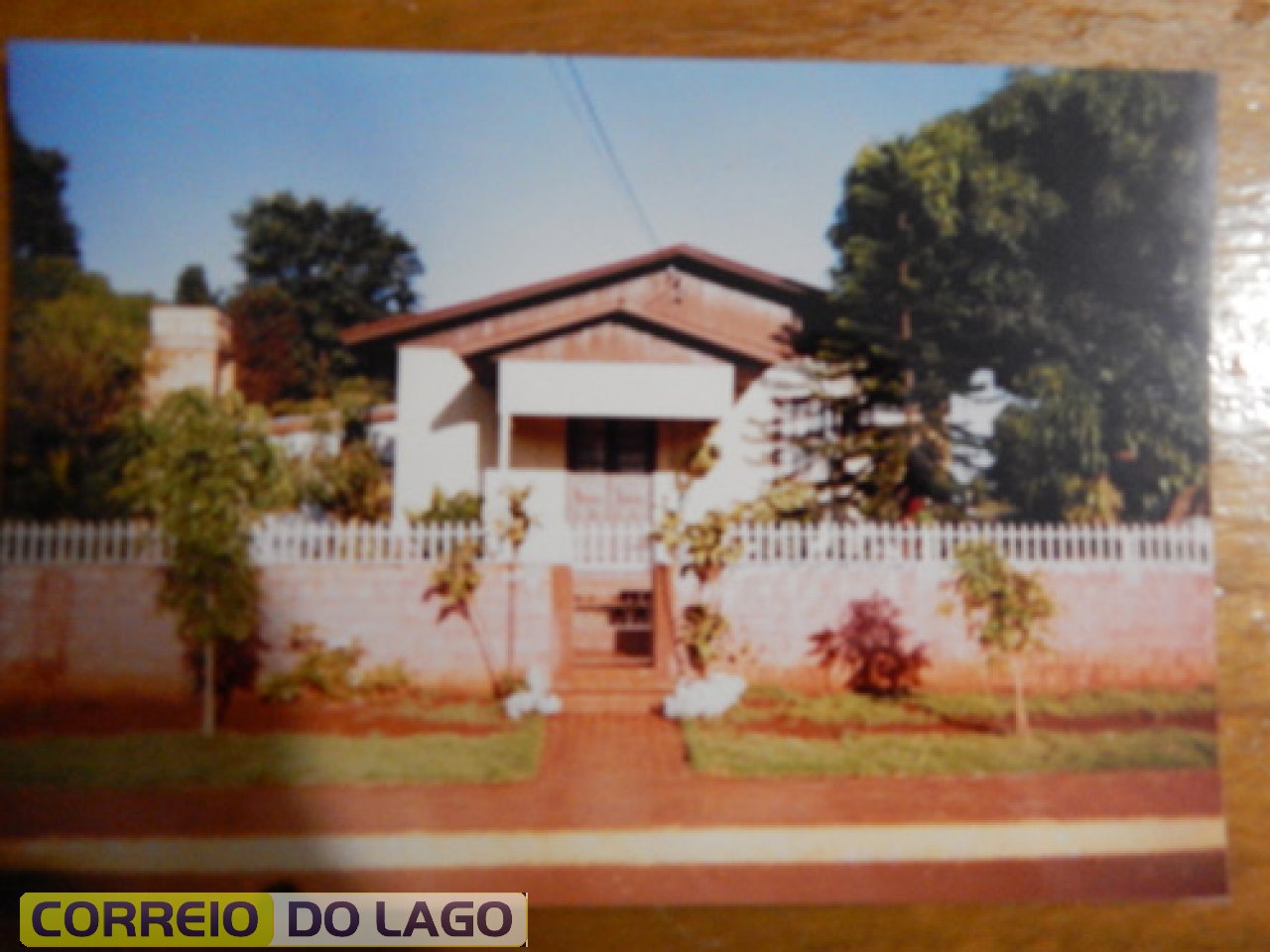 Residência de Aldair Arnold construída no ano de 1977 Avenida Rio Grande do Sul. Centro de Santa Helena. Desmanchada em 2006. No local Aldair construiu outro moradia em alvenaria