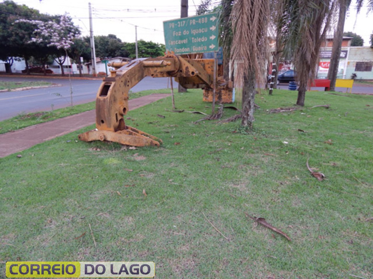 Peça pertencente a primeira patrona que auxiliou na aberturas das ruas em SH. Atualmente está exposta próximo a cerealista Lar. Rua de acesso ao porto internacional de SH. (Vide foto anterior).