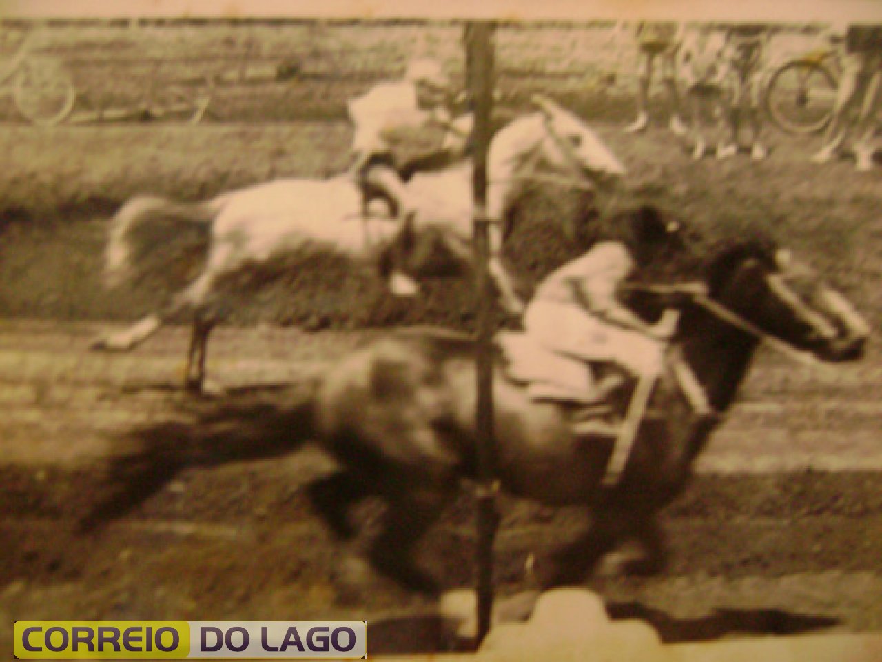 Carreirada (hípica) 1986. Cavalos Petisco (Preto) e Tordilho. Proprietários - Lídio Israel e Nicanor Vicari. Local onde acontecia as provas: Monumento a Árvore, balneário Terras das Águas de SH.