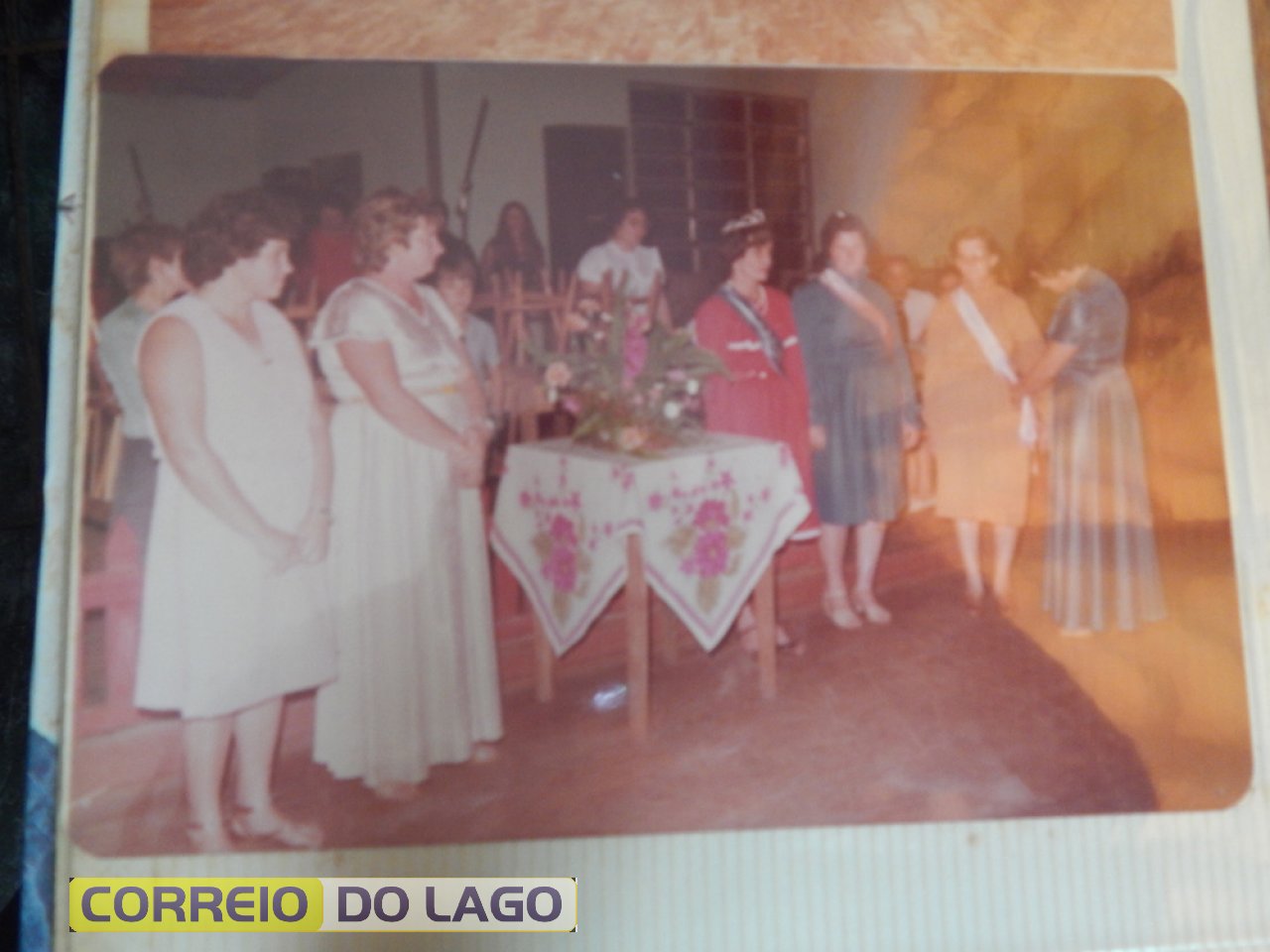 Oniva campeã de bolaõzinho. Recebendo a faixa