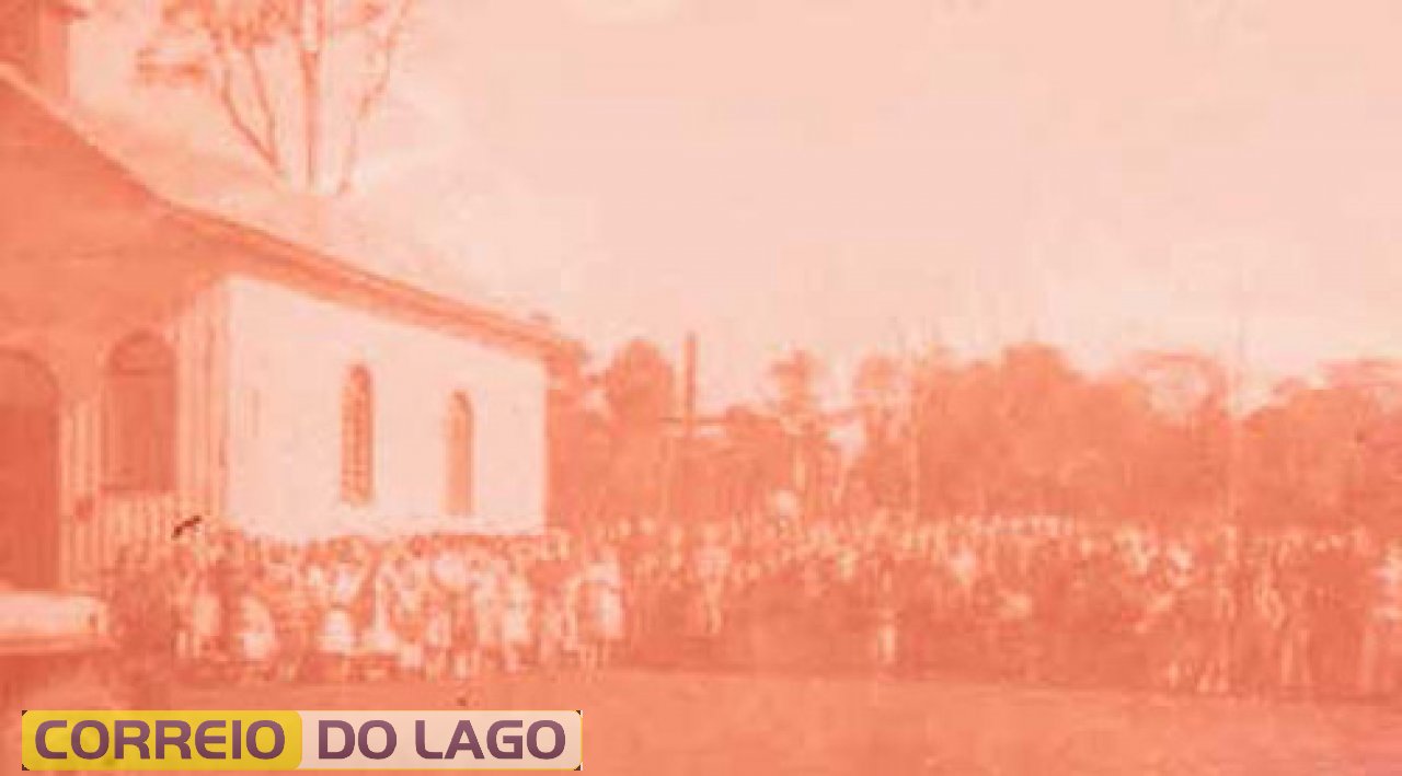 Antiga Praça José de Anchieta (atual Praça Antônio Thomé), em 1960. Celebração da missa e realização da festa na primeira Igreja Católica construída na cidade de Santa Helena. Essa igreja foi destruída por um forte vendaval ocorrido em 1964, sendo logo após reerguida no local onde hoje está a Igreja Matriz.