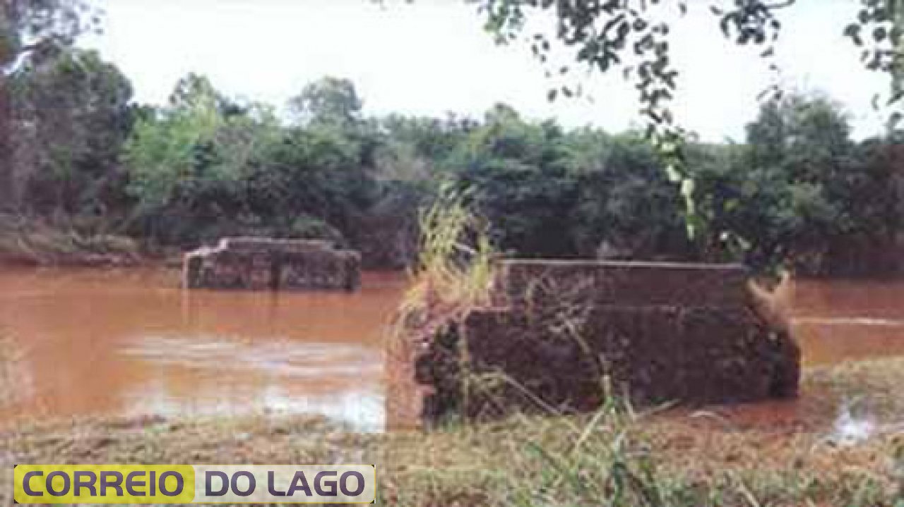 Essa ponte foi inicialmente construída pela Companhia Domingos Barthe em 1900, para que a erva-mate explorada na região de Cascavel pudesse ser transportada sobre o rio São Francisco Falso até Santa Helena, que era o seu porto de embarque no rio Paraná. Em abril de 1925 ela foi queimada pelas tropas revolucionárias de Luiz Carlos Prestes.