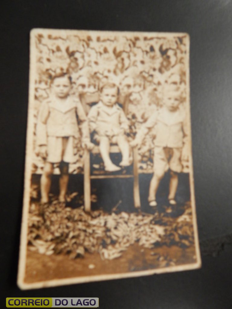 Bronildo Bender, primeiro da esquerda da foto. Na sequência os irmãos Arlindo e Seno Bender. Década de 1940. Santo Ângelo RS. Bronildo Bender, primeiro da esquerda da foto. Na sequência os irmãos Arlindo e Seno Bender. Década de 1940. Santo Ângelo RS.