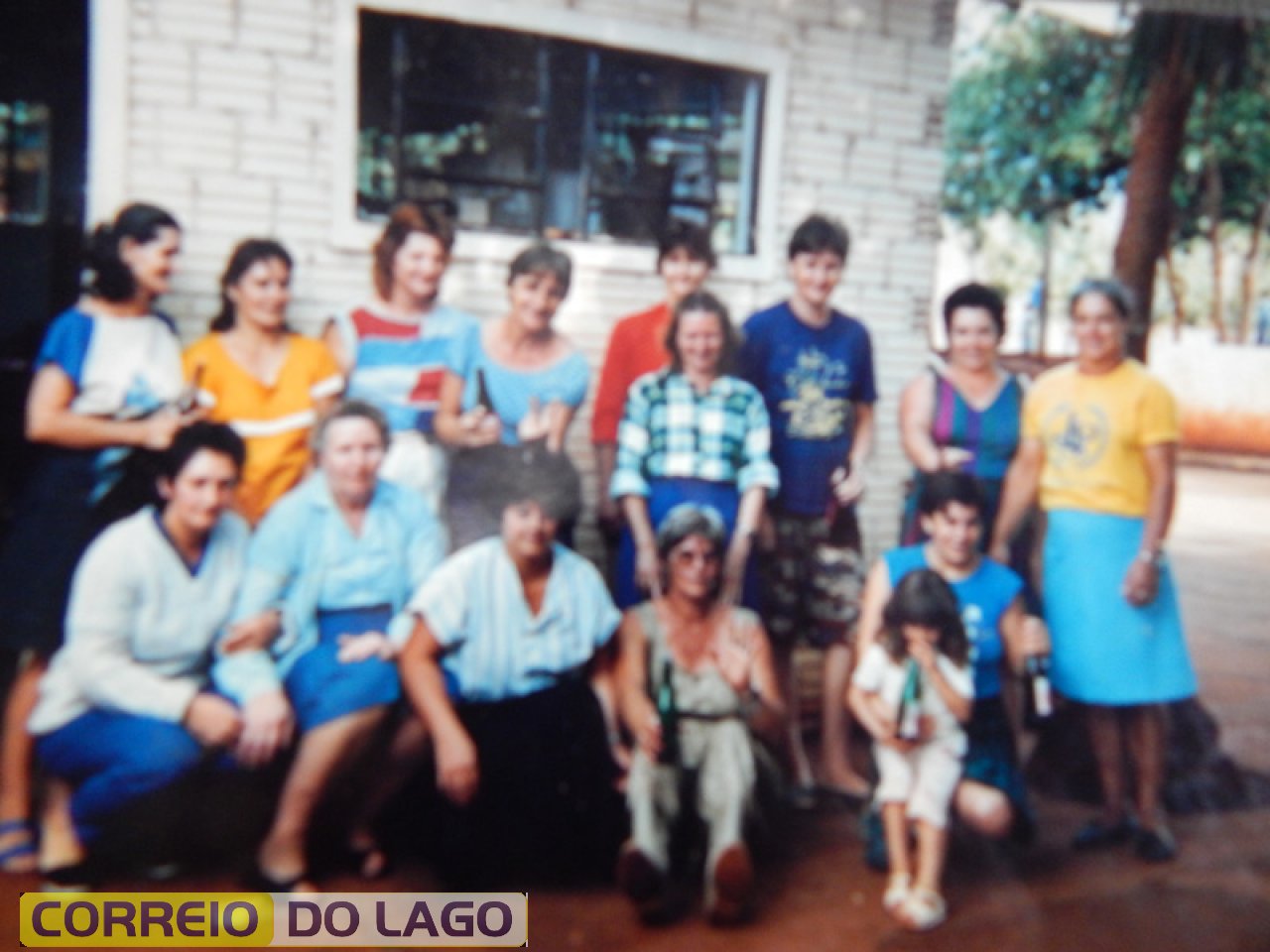 Encontro festivo de Maria Webber e amigas. Ela é a 2ª da esquerda para direita na fila de baixo. Encontro festivo de Maria Webber e amigas. Ela é a 2ª da esquerda para direita na fila de baixo.