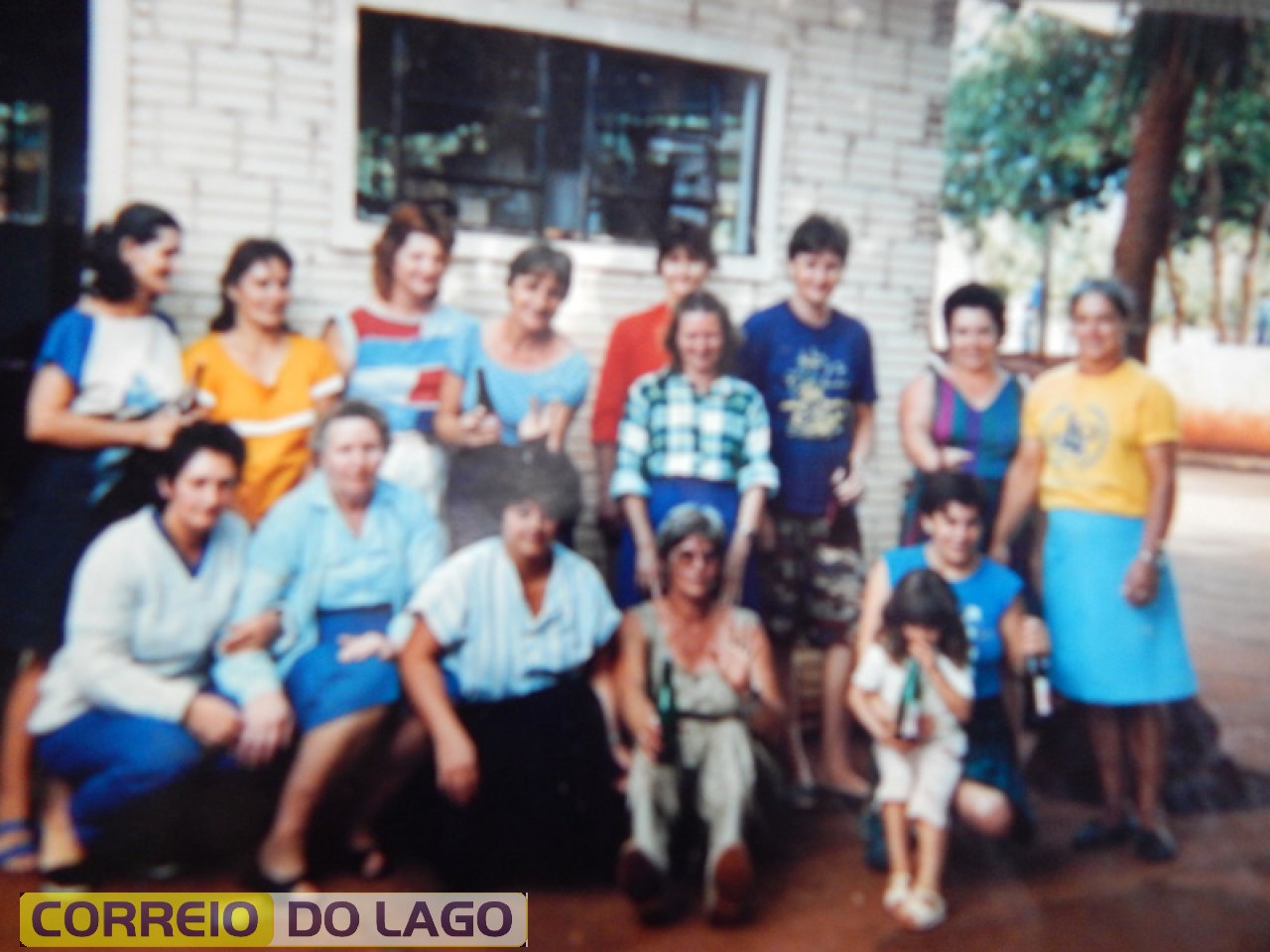 Encontro festivo de Maria Webber e amigas. Ela é a 2ª da esquerda para direita na fila de baixo.