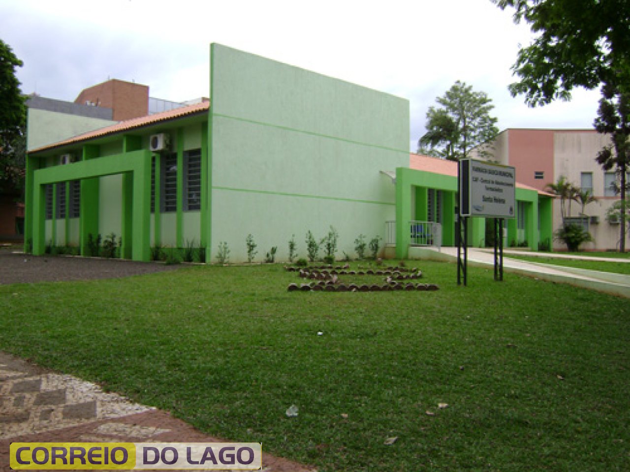 Antigo Fórum de Santa Helena Pr. 2012 foi reformado. Gestão da prefeita Rita Schmidt. Abriga a Farmácia Básica Municipal. Serviu também ao destacamento da Polícia Militar.