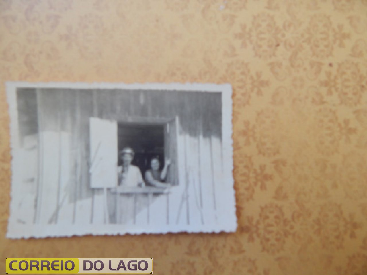 Casal Adolfo e Laura K. Bender, pais de Bronildo Bender (entrevistado). Na foto aparecem na residência no vilarejo de S. Clemente SH. Início da década de 1970. Casal Adolfo e Laura K. Bender, pais de Bronildo Bender (entrevistado). Na foto aparecem na residência no vilarejo de S. Clemente SH. Início da década de 1970.
