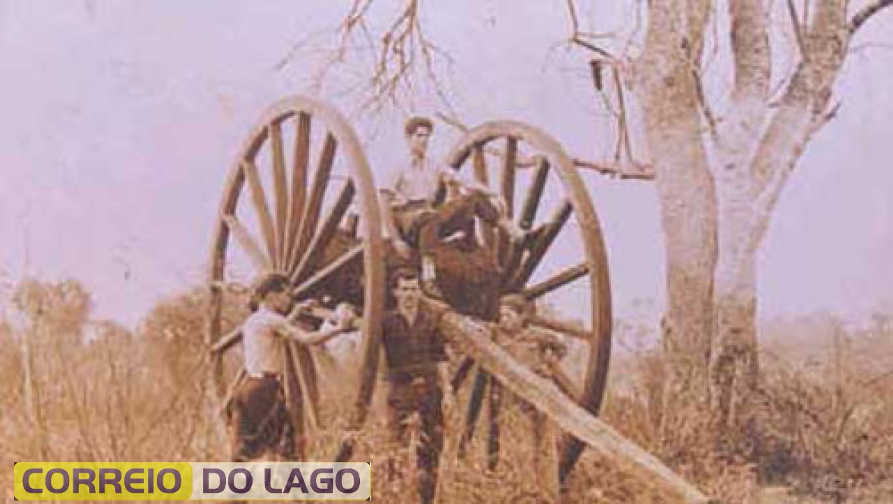 Carroção de alçaprema é fotografado na região de Sub Sede em 1959. Esse equipamento serviu para a retirada de toras em meio à mata fechada. Da esquerda para a direita: João Peralta, Ângelo Peter, paraguaio e Germano Rabaiolli (sobre o eixo da alçaprema).