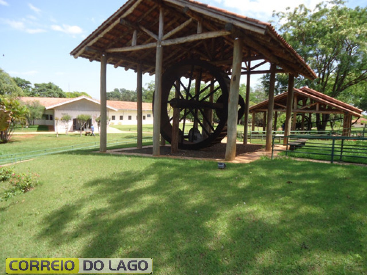 Roda d`água que existia na propr. de Marino Carvalho da Silva. Local - logo abaixo da Avenida São Paulo SH. Após atravessar a Rua Ângelo Cattani. Década de 1960. Hoje está no Museu de Foz do Iguaçu. 