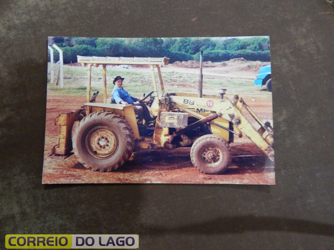 José Carvalho da Silva operando o 1º trator de atendimento a Usina de Reciclagem do Lixo de SH, pelo qual ajudou construir. Época do prefeito Silom.