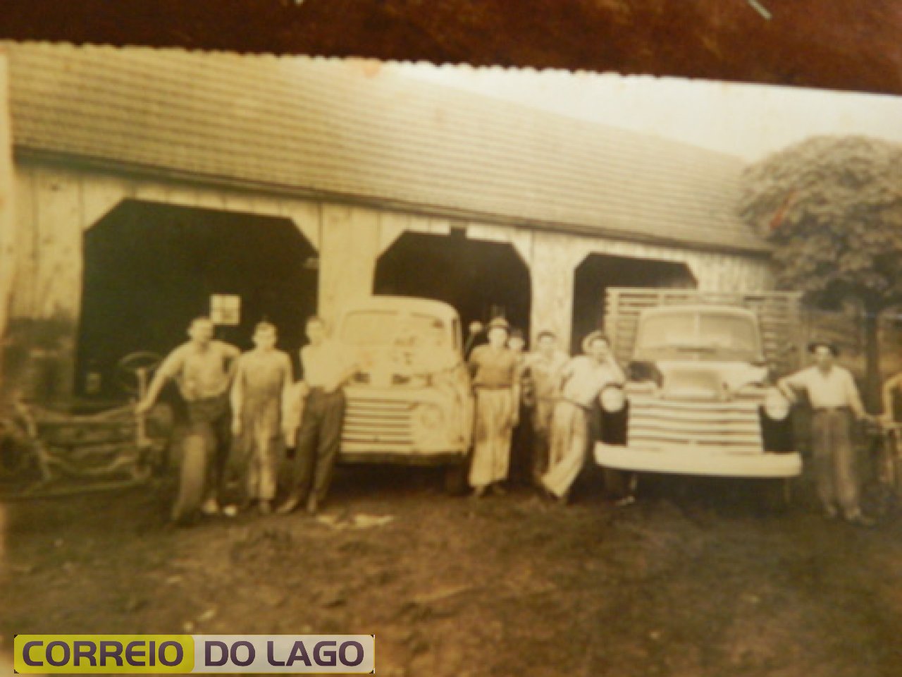 Normindo Fockink é o terceiro da direita para esquerda da foto. Nesta imagem fotográfica ele aparece aprendendo a profissão de Mecânico em Horizontina. Década de 1950. Normindo Fockink é o terceiro da direita para esquerda da foto. Nesta imagem fotográfica ele aparece aprendendo a profissão de Mecânico em Horizontina. Década de 1950.
