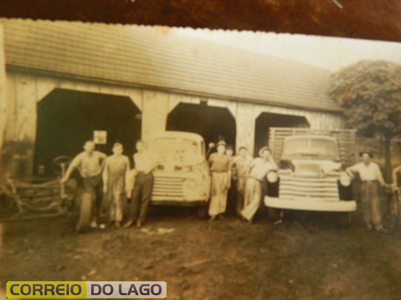 Normindo Fockink é o terceiro da direita para esquerda da foto. Nesta imagem fotográfica ele aparece aprendendo a profissão de Mecânico em Horizontina. Década de 1950.