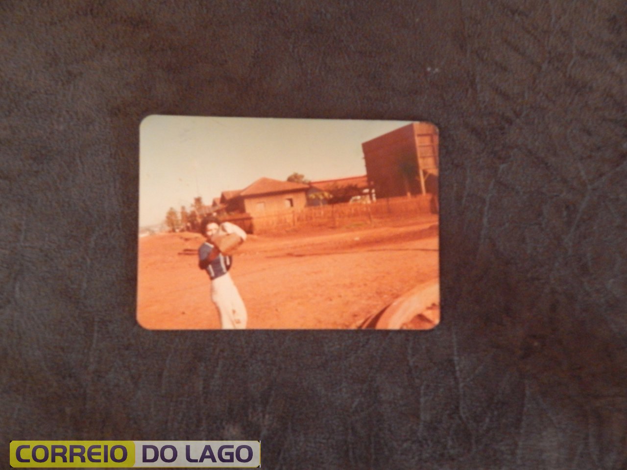 Ao fundo residência de Alcides R. Correia construída em 1967. Vera Cruz do Oeste. Hoje não mais existe. A pessoa que aparece na foto é Maria Apª Correia. Meados da década de 1970. Ao fundo residência de Alcides R. Correia construída em 1967. Vera Cruz do Oeste. Hoje não mais existe. A pessoa que aparece na foto é Maria Apª Correia. Meados da década de 1970.