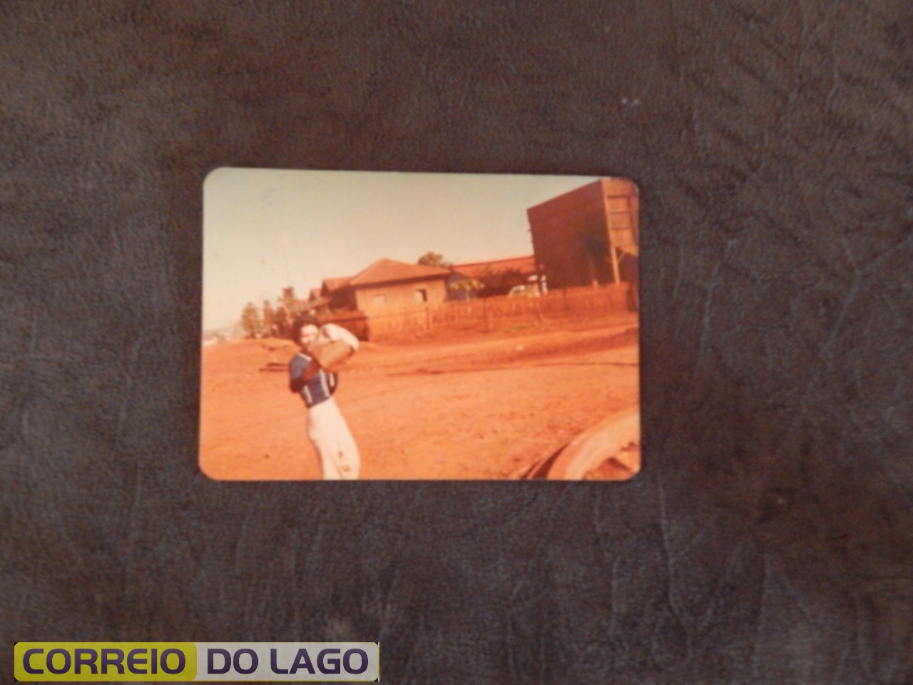 Ao fundo residência de Alcides R. Correia construída em 1967. Vera Cruz do Oeste. Hoje não mais existe. A pessoa que aparece na foto é Maria Apª Correia. Meados da década de 1970.