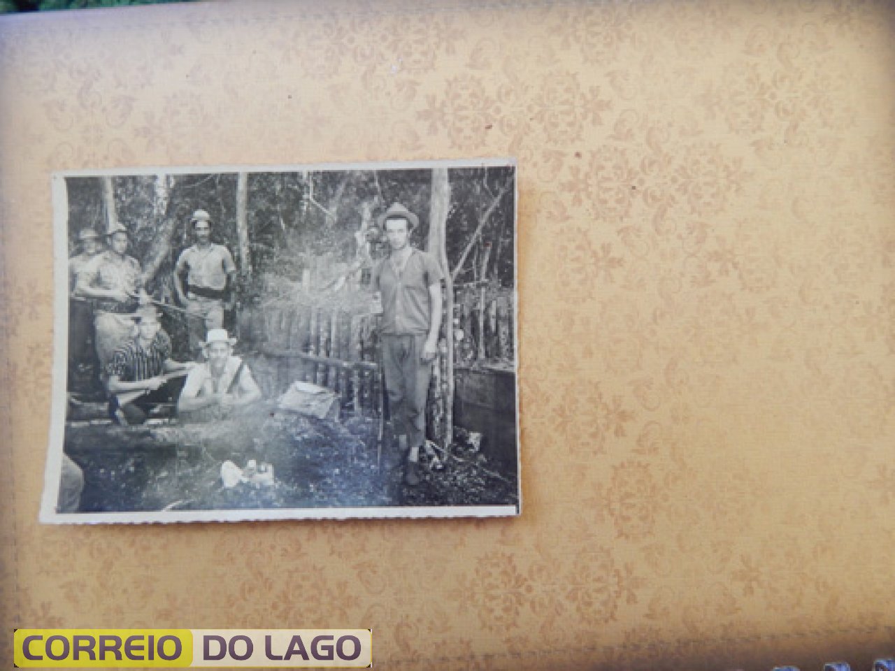 Caçadores (Linha Vergueiro S. Clemente SH). Na foto aparece também uma armadilha para capturar animais silvestres, inclusive onça. Foto - 1966. Caçadores (Linha Vergueiro S. Clemente SH). Na foto aparece também uma armadilha para capturar animais silvestres, inclusive onça. Foto - 1966.