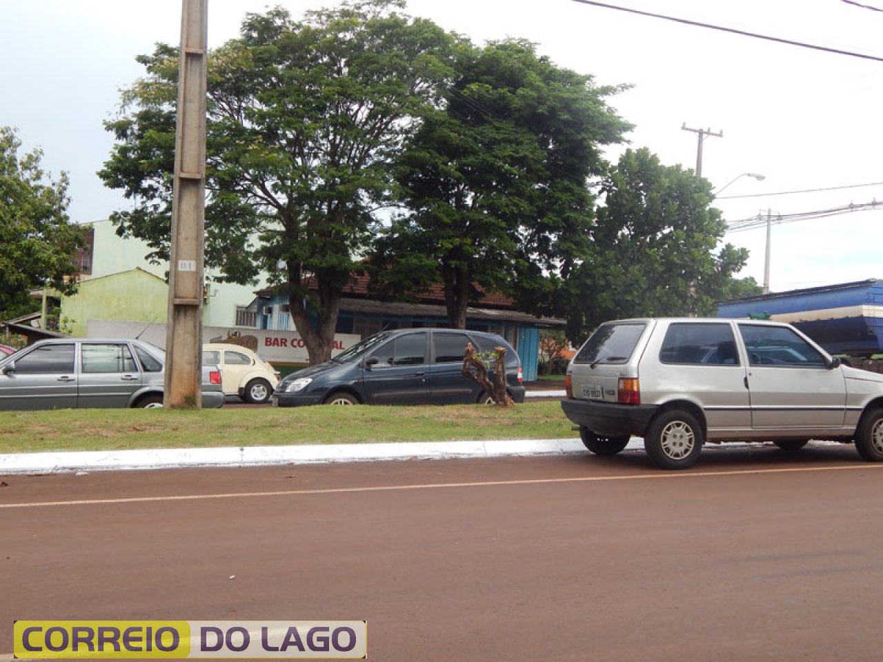 Bar Colonial, conhecido por Toca da Onça. Instalado na entrada de SH, via Medianeira. No passado ponto de ceva para abater animais silvestres. Ao lado deste comércio nascia o Rio S. Helena.