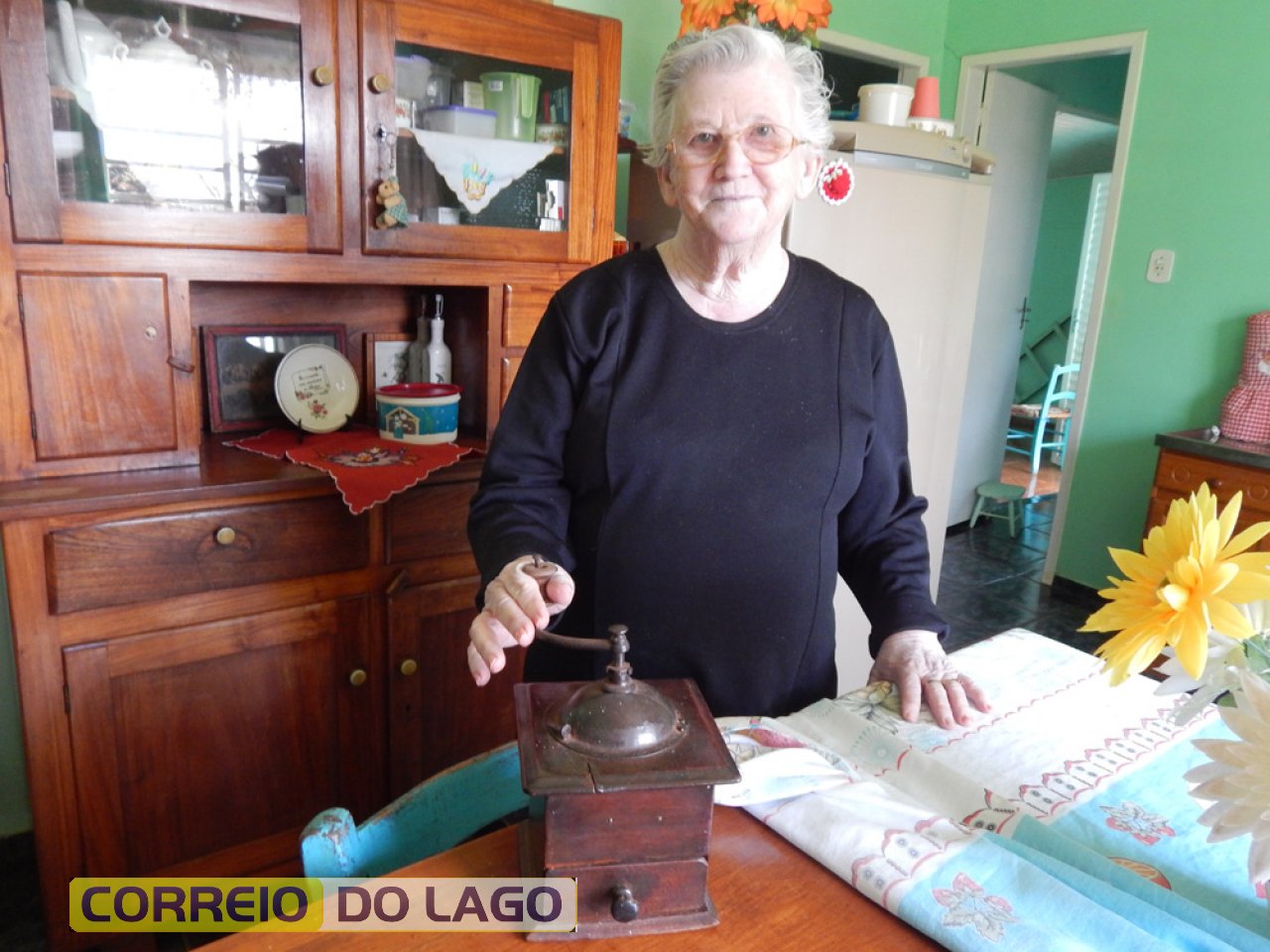 Oniva com um triturador de pimenta do reino. Segundo ela este material passa de 100 anos