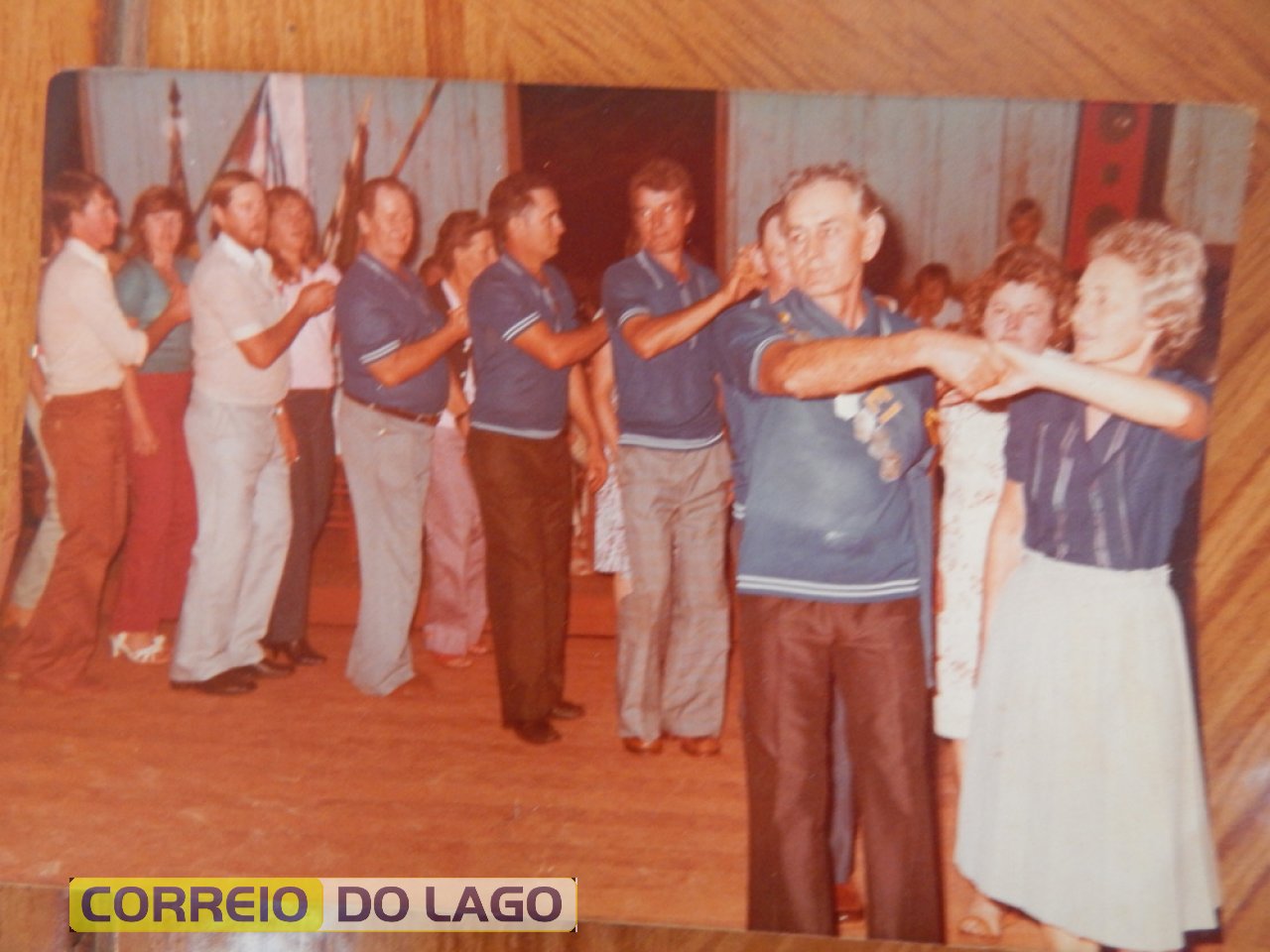 Lazer. Dança Polonesa. Freno e Casilda. Casal da frente. Década de 1970. Local, antigo Salão do Verde. Ficava próximo a atual Ponte de ligação com Sub Sede. Coberta pelas águas de Itaipu.