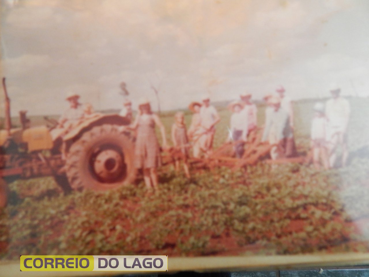 Limpeza da soja. Família Arend no controle do arado. Anos 70
