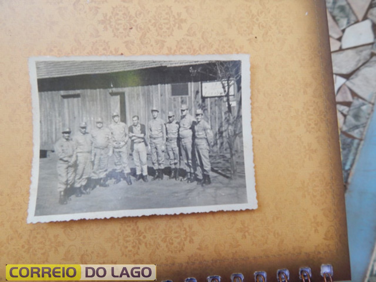 Soldados defronte do destacamento militar em S. Clemente - 1970. Ficava onde hoje está a revenda de automóveis. Região de muitos conflitos de terras. Déc. 1960-70. Incra e militares buscam solucionar as questões agrárias da época. Soldados defronte do destacamento militar em S. Clemente - 1970. Ficava onde hoje está a revenda de automóveis. Região de muitos conflitos de terras. Déc. 1960-70. Incra e militares buscam solucionar as questões agrárias da época.