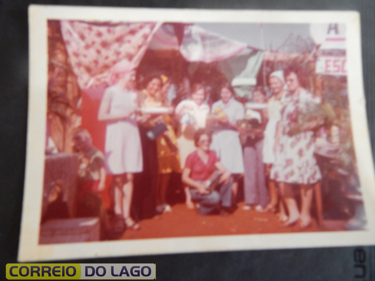Festa de confraternização entre os funcionários e professores da Escola Marechal Deodoro da Fonseca. Década de 1970. Maria Webber é a 2ª da direita (gorro branco) para esquerda da foto. Festa de confraternização entre os funcionários e professores da Escola Marechal Deodoro da Fonseca. Década de 1970. Maria Webber é a 2ª da direita (gorro branco) para esquerda da foto.