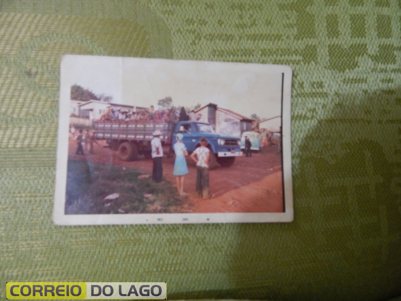 Caminhão do Sr. Marcelino José Galvão transportando os boias-frias ao trabalho. Local: centro de Vera Cruz do Oeste. Década de 1970. Caminhão do Sr. Marcelino José Galvão transportando os boias-frias ao trabalho. Local: centro de Vera Cruz do Oeste. Década de 1970.