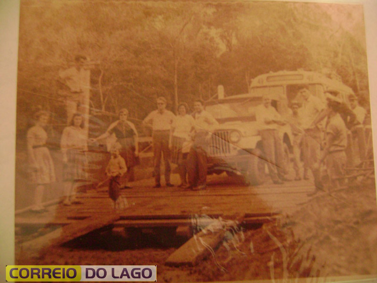 Balsa que servia de ligação entre Santa Helena e Sub Sede. Rio S. Francisco. Construída por Marino Carvalho da Silva e Piloto.