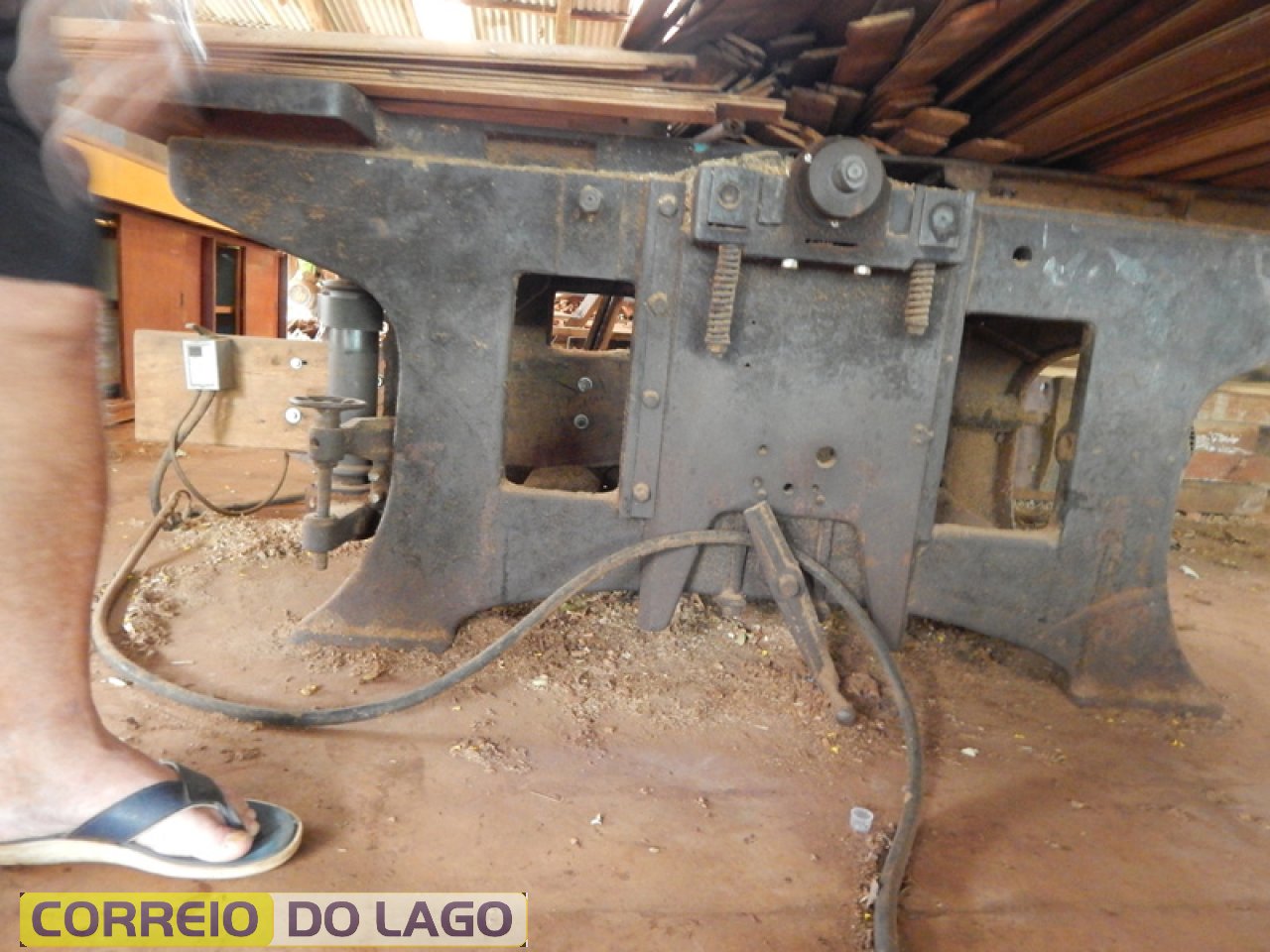 Máquina Combinada. Origem italiana. Idade aproximada 80 anos. Executava cinco funções - plaina, desimpenadeira, circular, furadeira, tupia (fazer moldura). Máquina Combinada. Origem italiana. Idade aproximada 80 anos. Executava cinco funções - plaina, desimpenadeira, circular, furadeira, tupia (fazer moldura).