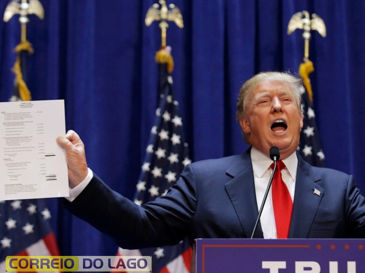 Donald Trump, candidato presidencial republicano dos EUA e magnata do setor imobiliário e personalidade de TV, exibe sua declaração financeira ao anunciar sua candidatura oficial (Foto: Brendan McDermid/Reuters) Donald Trump, candidato presidencial republicano dos EUA e magnata do setor imobiliário e personalidade de TV, exibe sua declaração financeira ao anunciar sua candidatura oficial (Foto: Brendan McDermid/Reuters)