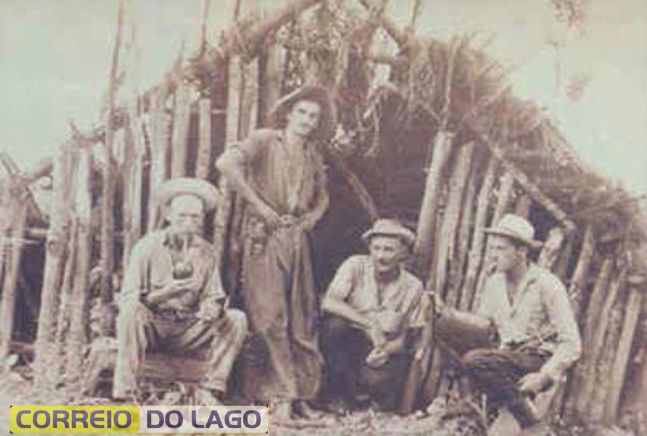 Acampamento de pau-a-pique levantado no meio da mata na região de São Clemente, em 1962. Da esquerda para a direita: Fritz, Edgar Fichs, alfaiate Ritner e Nelson Grave.