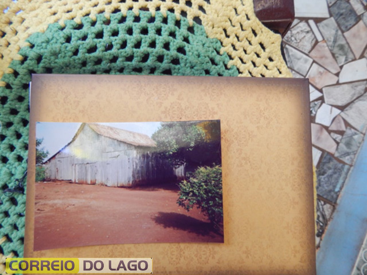 Casa onde nasceu Bronildo Sto Ângelo (Colônia Buriti) RS. Além de residência, servia para guardar os instrumentos agrícolas. Esta foto é  de 2010 quando o casal Bender visitavam parentes no RS. Esta moradia tem mais de 100, afirmam.