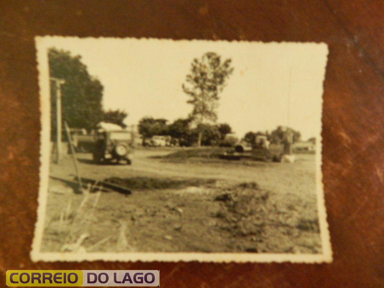 Os carros que aparecem na foto, uns pertenciam à família Fockink e outros encontravam no pátio da Família Fockink para serem concertados na mecância de Normindo Fockink. Década de 1960.