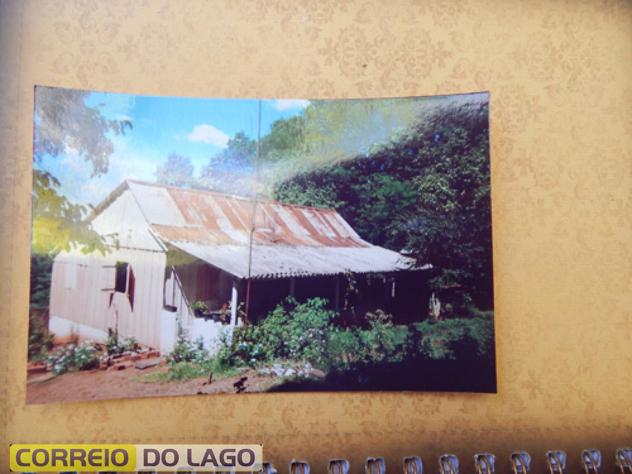 Residência Rural em Santo Ângelo (Colônia Buriti) RS. Nesta casa nasceu Veleda Bender em 1942. A referida casa continua servindo de moradia. O casal Bender ao visitar os parentes no RS fotografou-a no Ano 2010. Residência Rural em Santo Ângelo (Colônia Buriti) RS. Nesta casa nasceu Veleda Bender em 1942. A referida casa continua servindo de moradia. O casal Bender ao visitar os parentes no RS fotografou-a no Ano 2010.