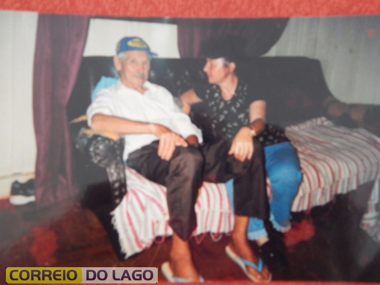 Pedro Ribeiro da Cruz (boiadeiro - carreiro e agricultor) e a filha Beatriz. Na sua residência em Assis Chateaubriand. Década de 1990. Pedro Ribeiro da Cruz (boiadeiro - carreiro e agricultor) e a filha Beatriz. Na sua residência em Assis Chateaubriand. Década de 1990.