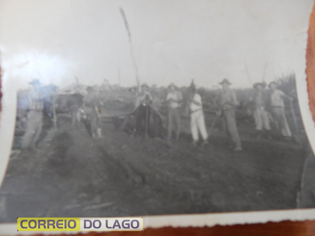 Freno. Terceiro da equerda p - direita. Mutirão para abrir a rua de acesso a atual UTFPR - SH 1960.