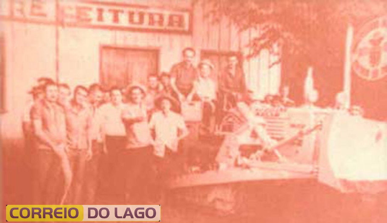 O então Prefeito Municipal Arnaldo Weisheimer, no comando do trator de esteira, posa junto com funcionários e autoridades quando da entrega da primeira máquina adquirida pelo jovem município, em 1969. 