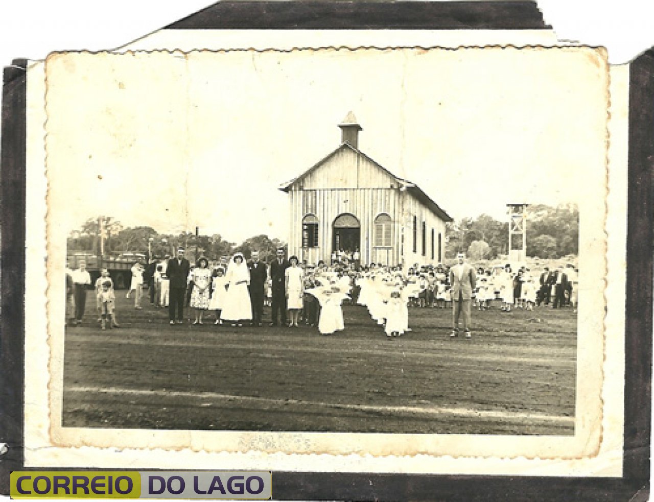 1ª Igreja Católica de Santa Helena. Construída em 1957 na Praça Central Antônio Thomé. Destruída por um vendaval no ano de 1964. Além da questão religiosa, serviu de escola primária.