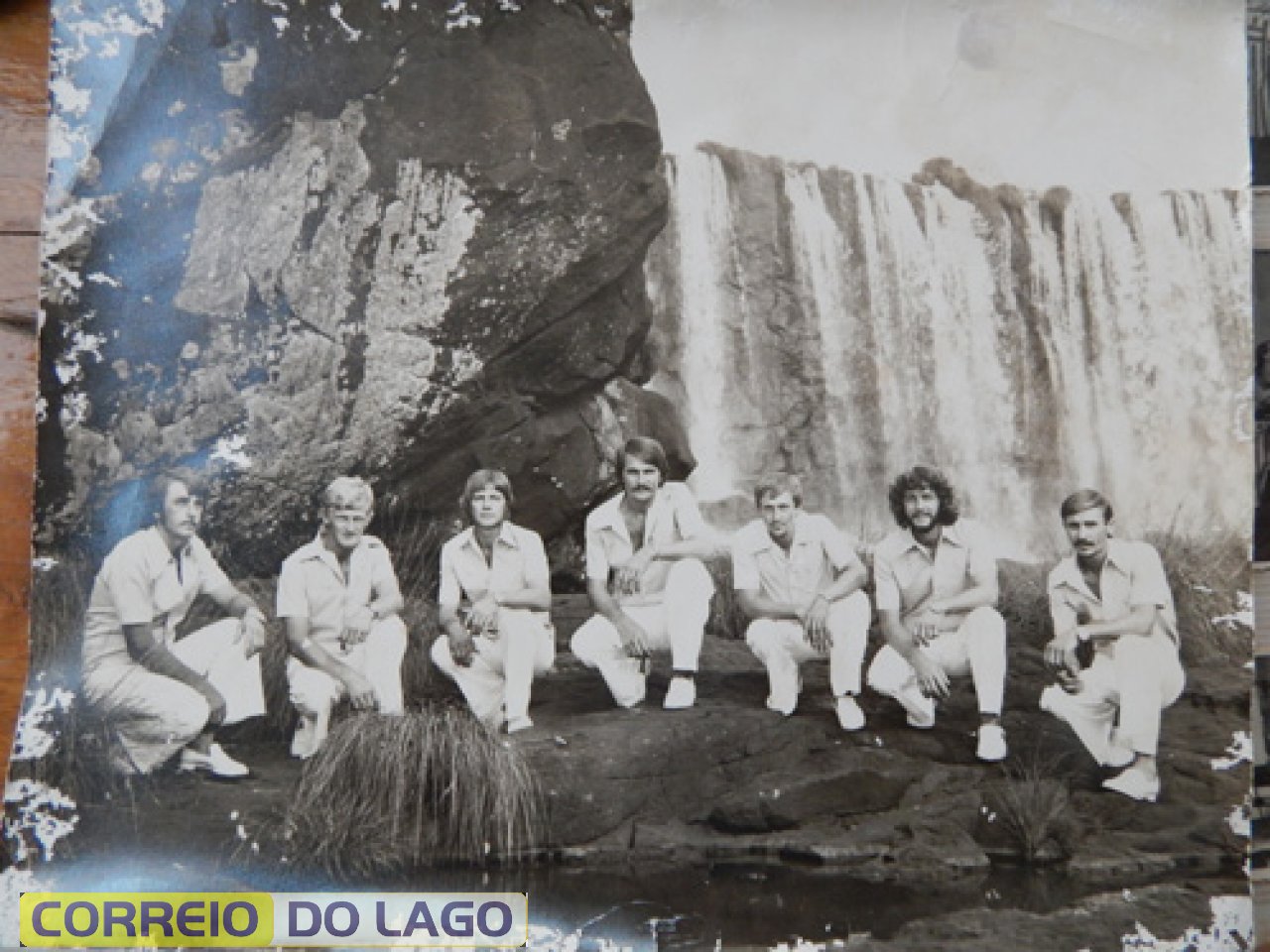 Grupo musical. Aldair Arnold é o 4º da direita para esquerda. Ao fundo o famoso Saltinho que existia em SH antes de formação do Lago de Itaipu 1982