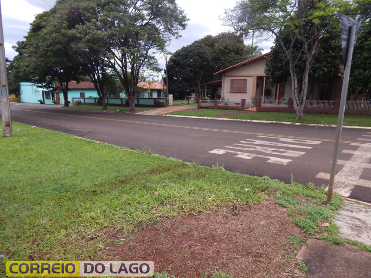 Residência da família Kozerski. Construída no ano de 1966. Primeira casa em alvenaria de Santa Helena. Cruzamento das Ruas J.M. Madalozzo com a Rua Paraguai. Centro de Santa Helena.