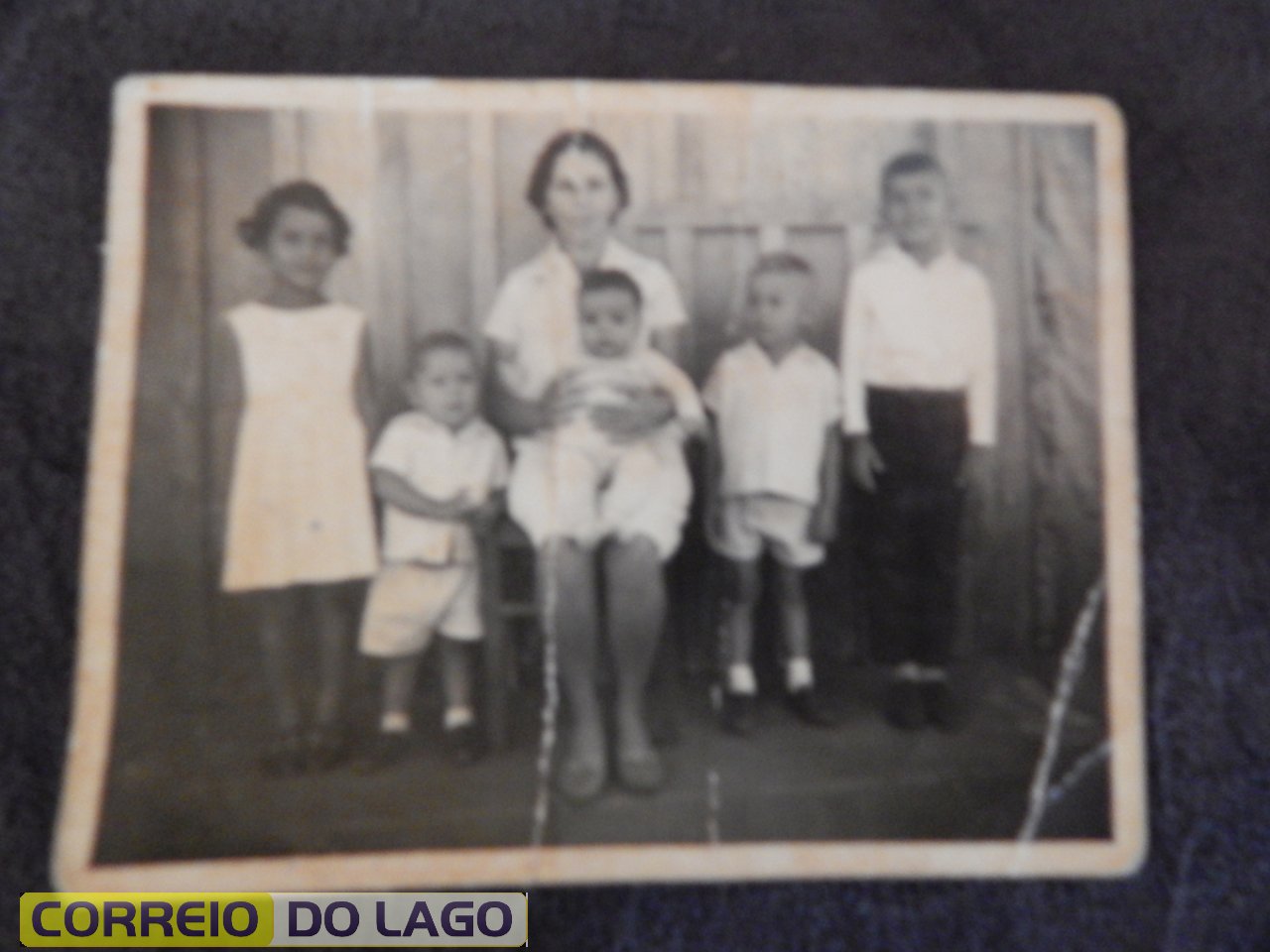 Família Correia. Esquerda Maria Apª Correia, Pedro R. Correia (falecido), Alcides R. Filho (colo). Mãe Maria Morreli, João Rosa Correia e Antonio R. Correia. Local Mirador 1965. Família Correia. Esquerda Maria Apª Correia, Pedro R. Correia (falecido), Alcides R. Filho (colo). Mãe Maria Morreli, João Rosa Correia e Antonio R. Correia. Local Mirador 1965.