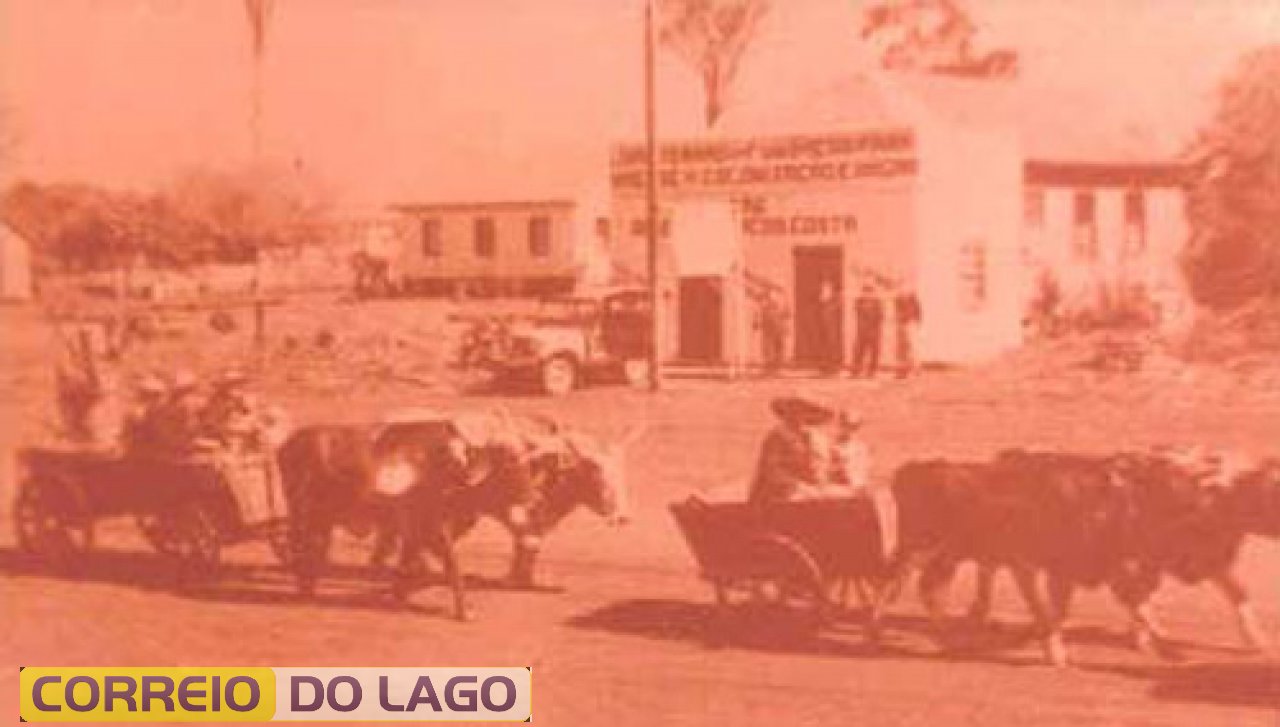 Os anos 60 foram marcados pelos primeiros desfiles alusivos ao Dia do Colono, comemorados no dia 25 de julho. Flagrante de um desses desfiles na Avenida Brasil. Ao fundo, o escritório da Fundação Paranaense de Colonização e Imigração.