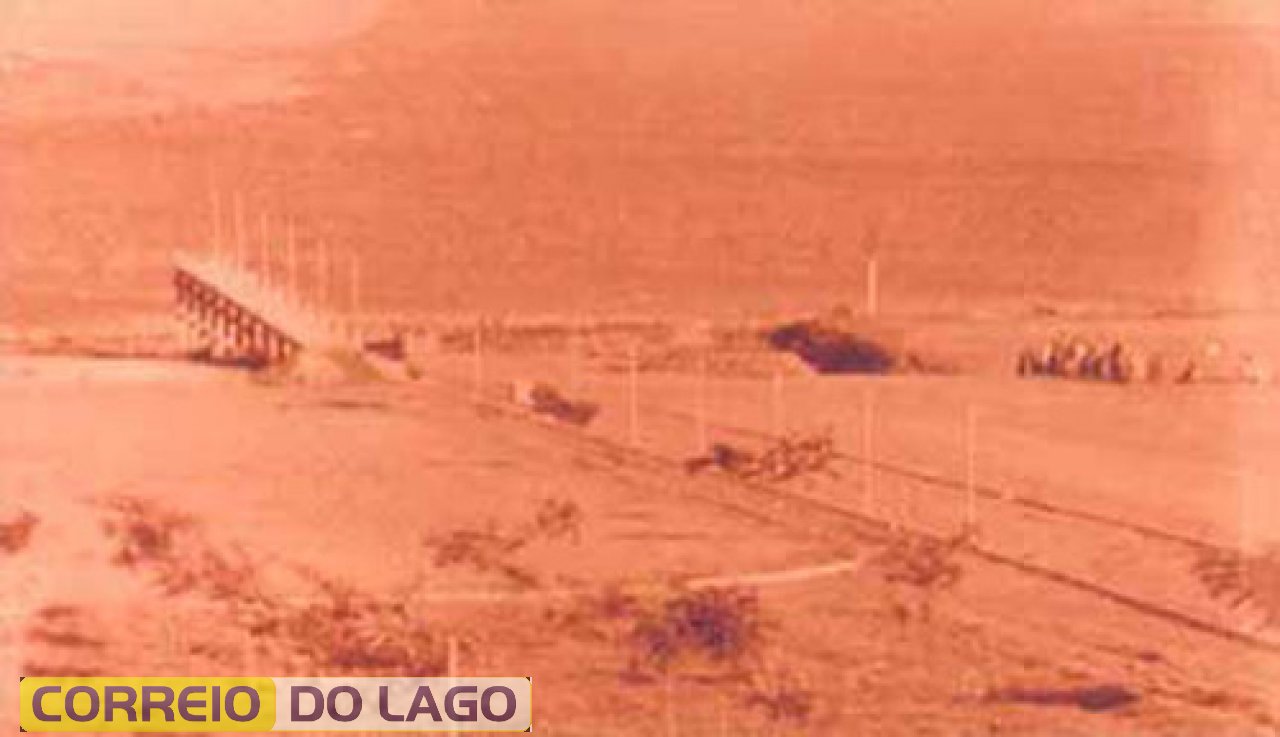 Trapiche localizado no Parque de Lazer e Turismo de Santa Helena, antes do enchimento completo do reservatório do Lago de Itaipu, em 1982. Observe ao fundo da foto, o avanço da água que daria origem ao Balneário de Santa Helena. A inauguração formal do Parque de Lazer e Turismo de Santa Helena ocorreu em 16 de dezembro de 1984.