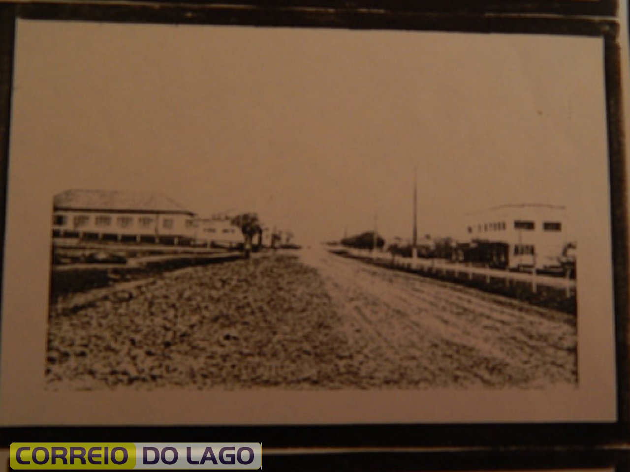 Hospital Policlínica à esquerda. Construído totalmente de madeira em 1972.