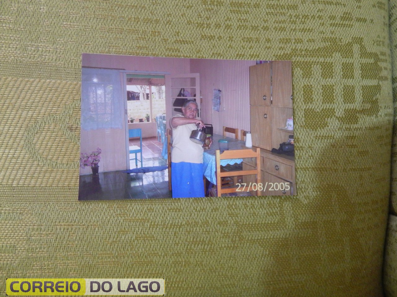 Tia Ana Galvão saboreando um chimarrão em sua residência em Vera Cruz do Oeste. Bebida que aprendeu apreciar e muito. Não fazia parte da cultura dos Correias. Tia Ana Galvão saboreando um chimarrão em sua residência em Vera Cruz do Oeste. Bebida que aprendeu apreciar e muito. Não fazia parte da cultura dos Correias.
