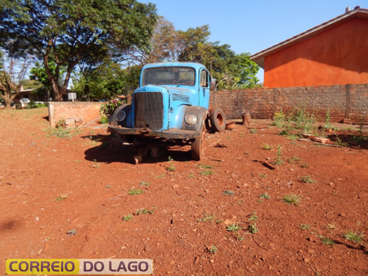 Caminhão Mercedes, Ano 1957. Adquirido por Alfredo Becker em 1972. Esteve em atividade até 2004. Caminhão da foto acima encontra encostado no pátio da Serraria Becker V. Rica SH. Foto/2014.