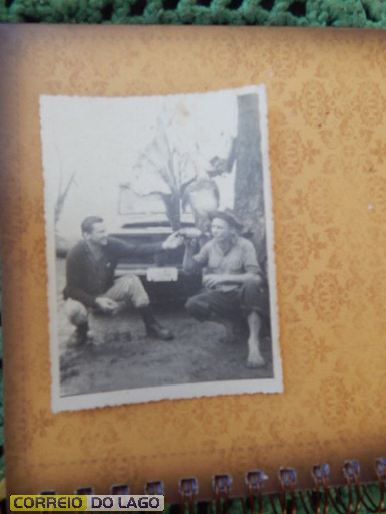 Inspetor de polícia Armindo Seibert de São Clemente e o coordenador do Incra (esquerda) tomando uma cerveja após pescaria. Início da década de 1970. Inspetor de polícia Armindo Seibert de São Clemente e o coordenador do Incra (esquerda) tomando uma cerveja após pescaria. Início da década de 1970.