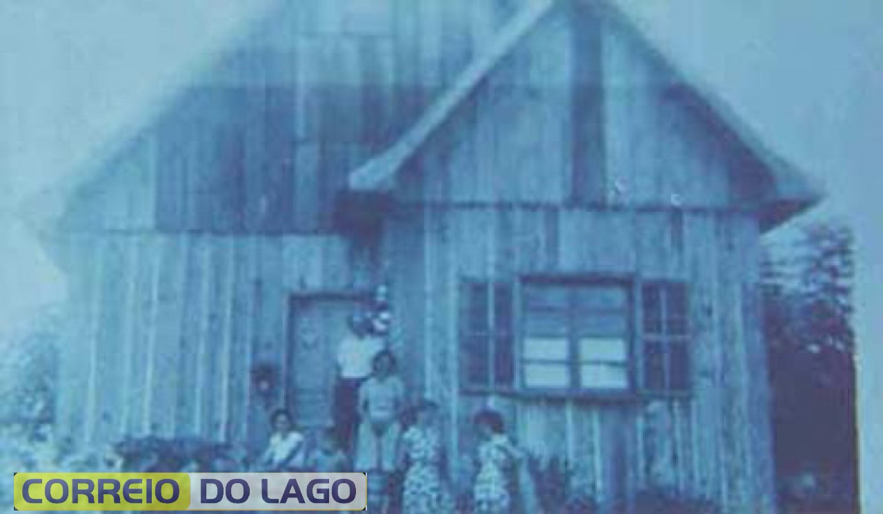 Theodor e Frieda Schieroldt, em fotografia de 1965, posam diante de sua residência. Aparecem ainda Ema Schieroldt, Waldoma, Florida Korneli e Ingrid Blai. Essa casa, construída em 1958, localizada na Avenida Brasil, é uma das poucas na cidade de Santa Helena que mantém suas características arquitetônicas originais praticamente inalteradas.  Obs. Casa ao lado da Foto Quatro Cores. Tombada pelo município com Museu, porém terá que ser transplantada em outro local ainda a ser definido pela municipalidade.