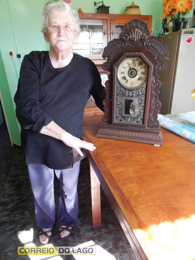 Oniva com relógio de 99 anos que ganhou de seus avôs. Está em perfeito estado e funcionando normalmente