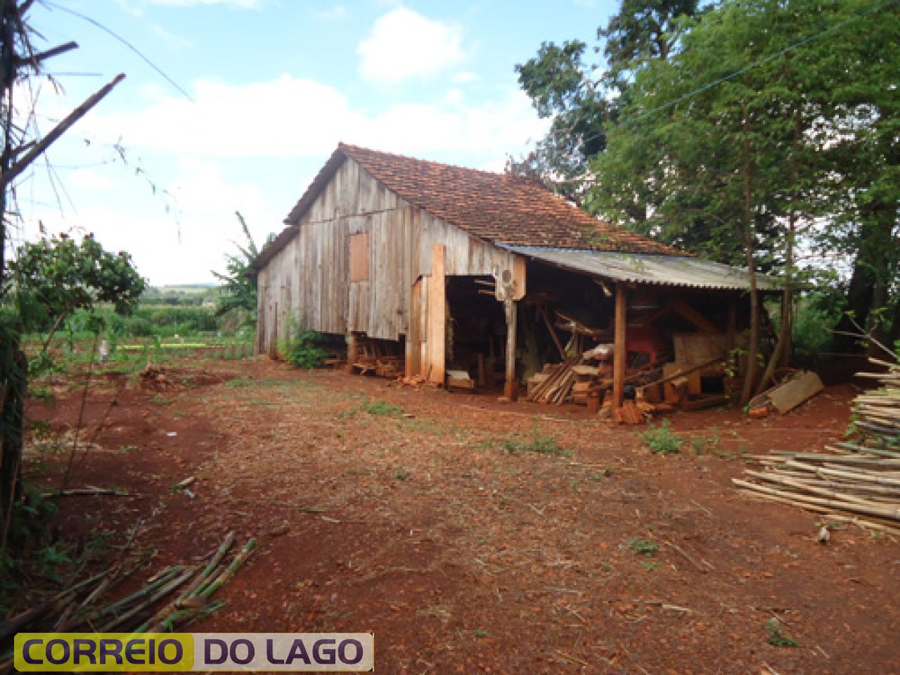 Como eram os galpões dos agricultores no início da colonização de SH. Ainda é possível encontrar alguns nas propriedades rurais e que continuam servindo para guardar maquinários, entre outros utensílios agrícolas. 