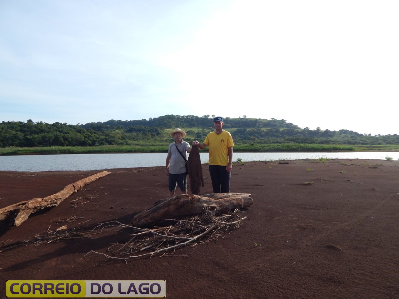 Professor João e o Agricultor Evandro Losch de SH em busca de vestígios da outrora Ponte Queimada. Dezembro de 2014.